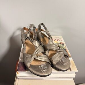 Clarks Artisan Size 8.5 Leather Gold/Silver Women's Sandals